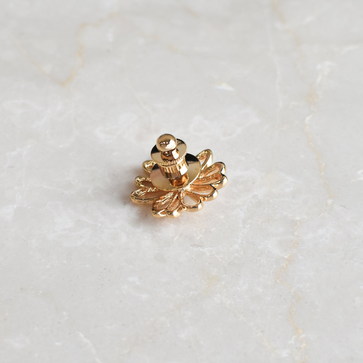 Airy Daisy Brooch