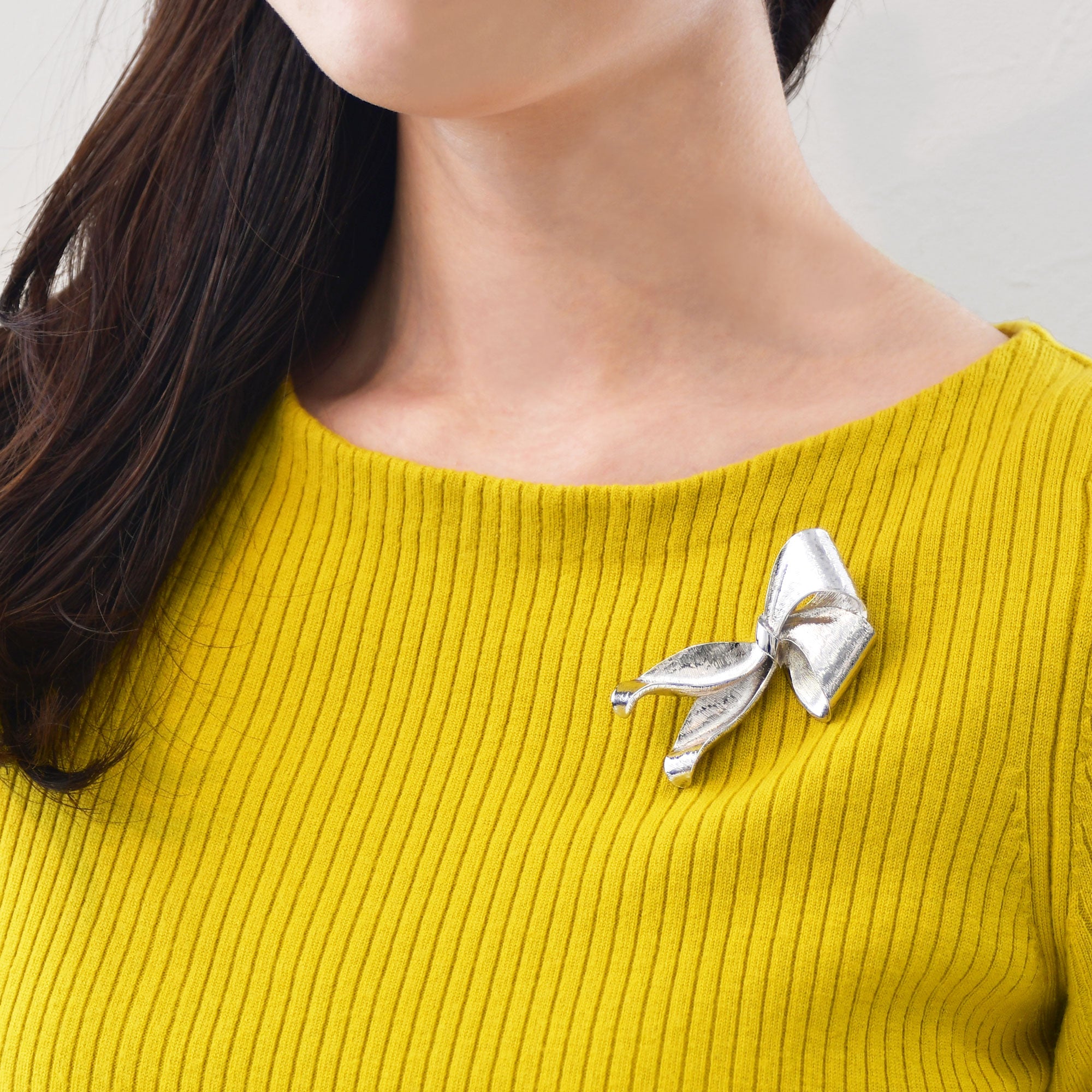 ribbon brooch