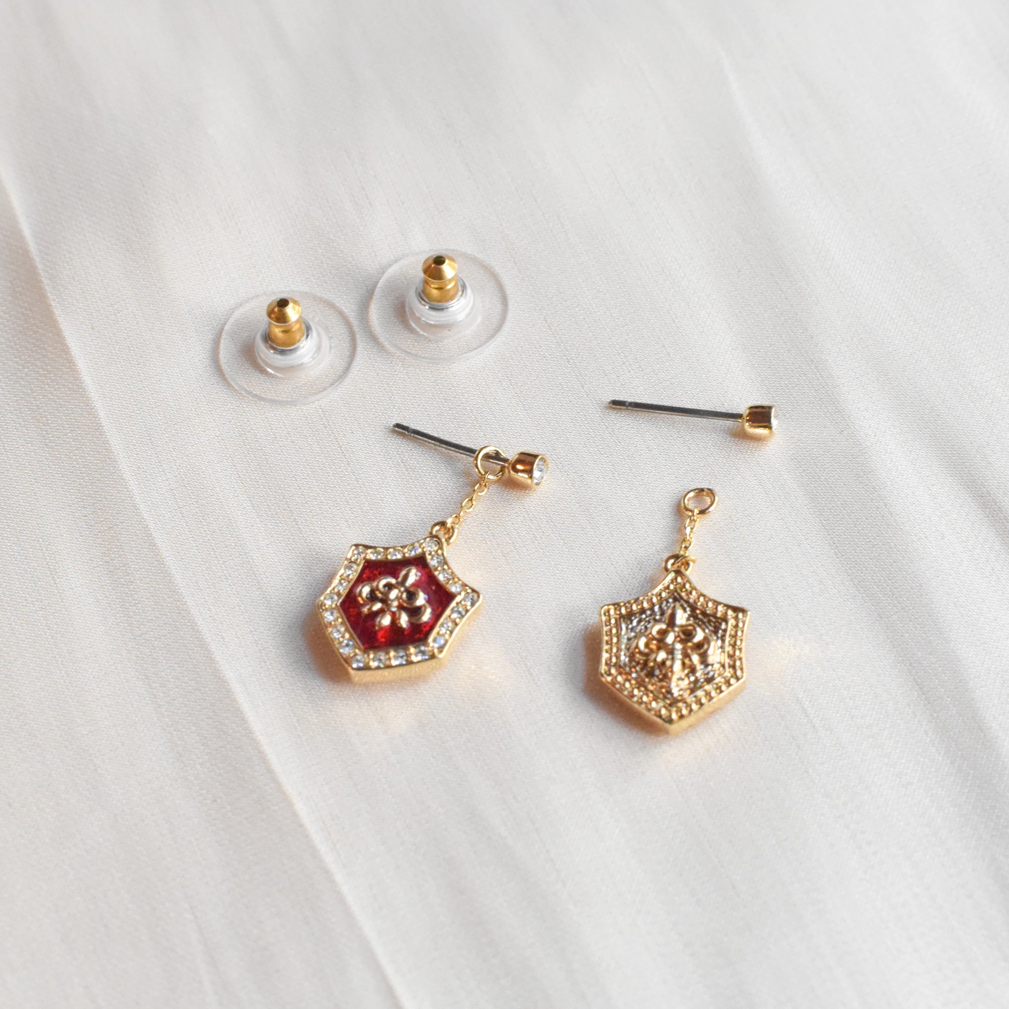 紅アミュレット ピアス