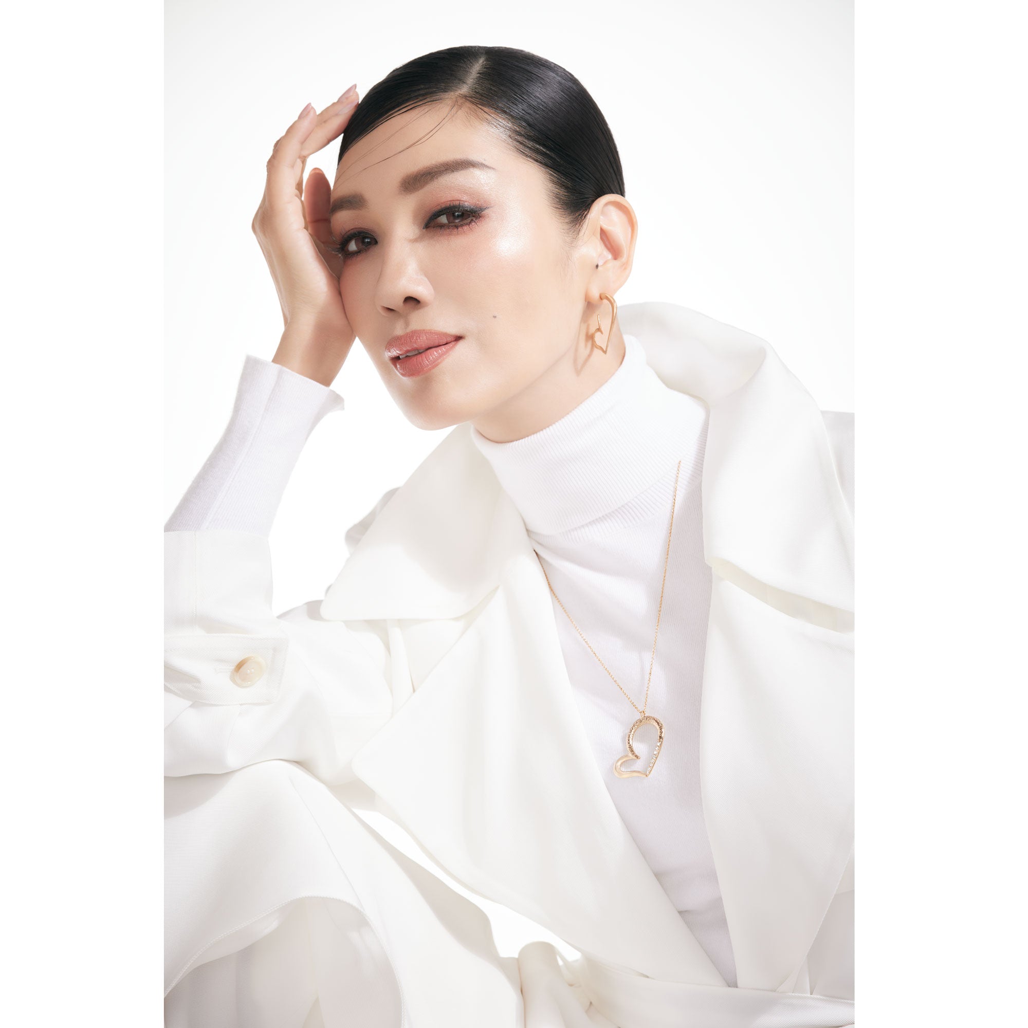 Ahn Mika smile heart hoop earrings