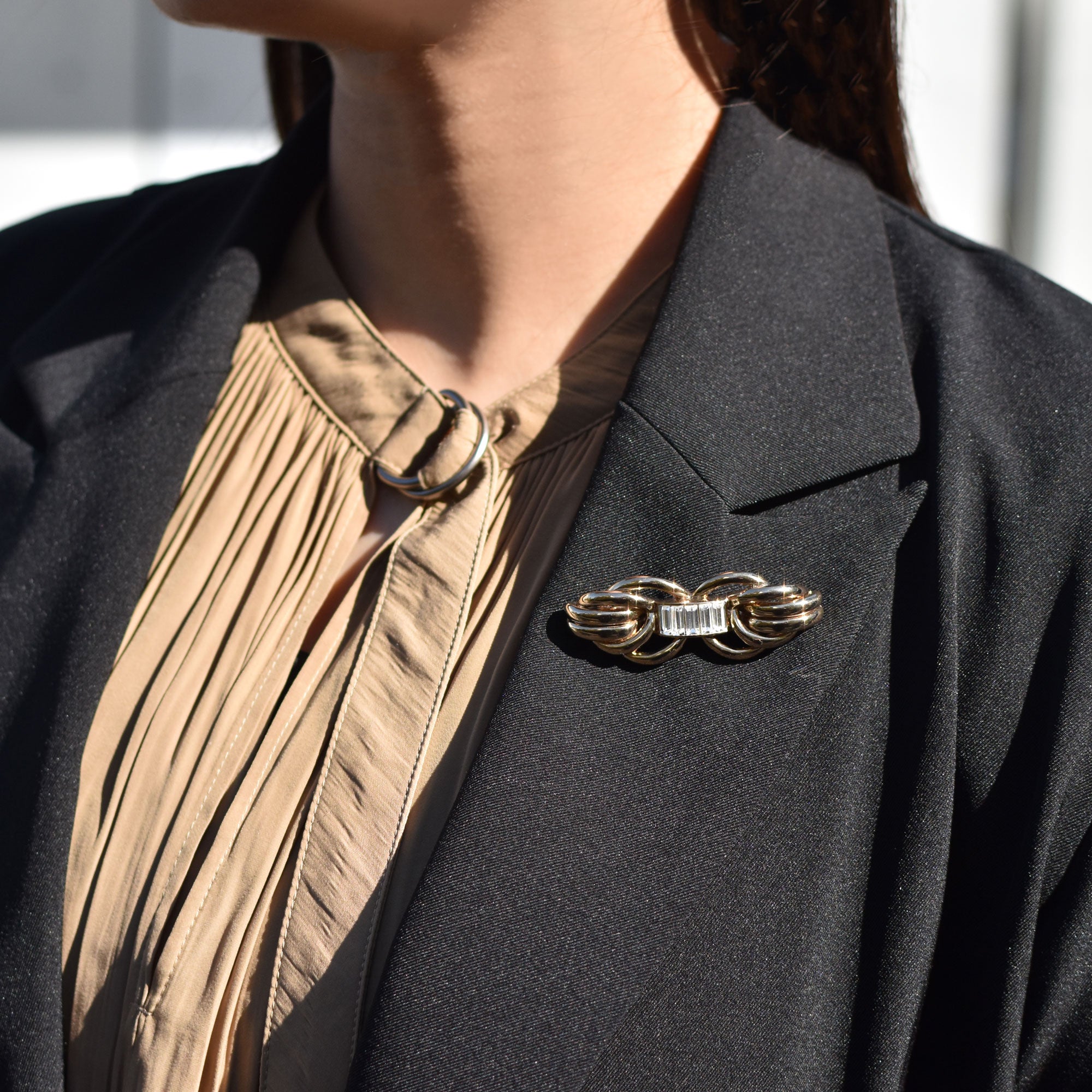 Metal ribbon brooch